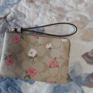 ***LOW START *** NWT Coach Corner Zip Wristlet